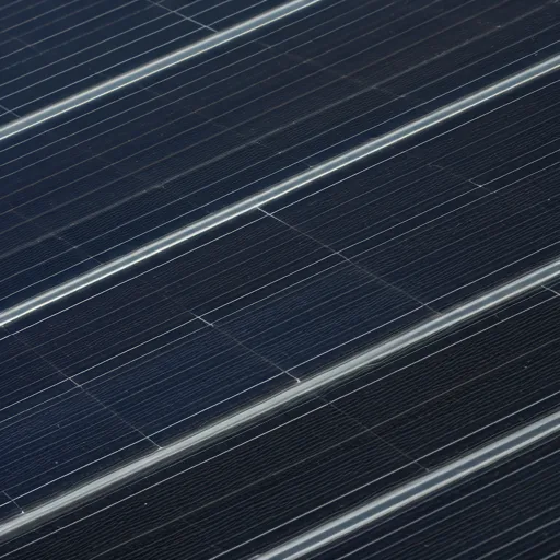 Instalación de paneles solares fotovoltaicos en un tejado residencial de Getafe